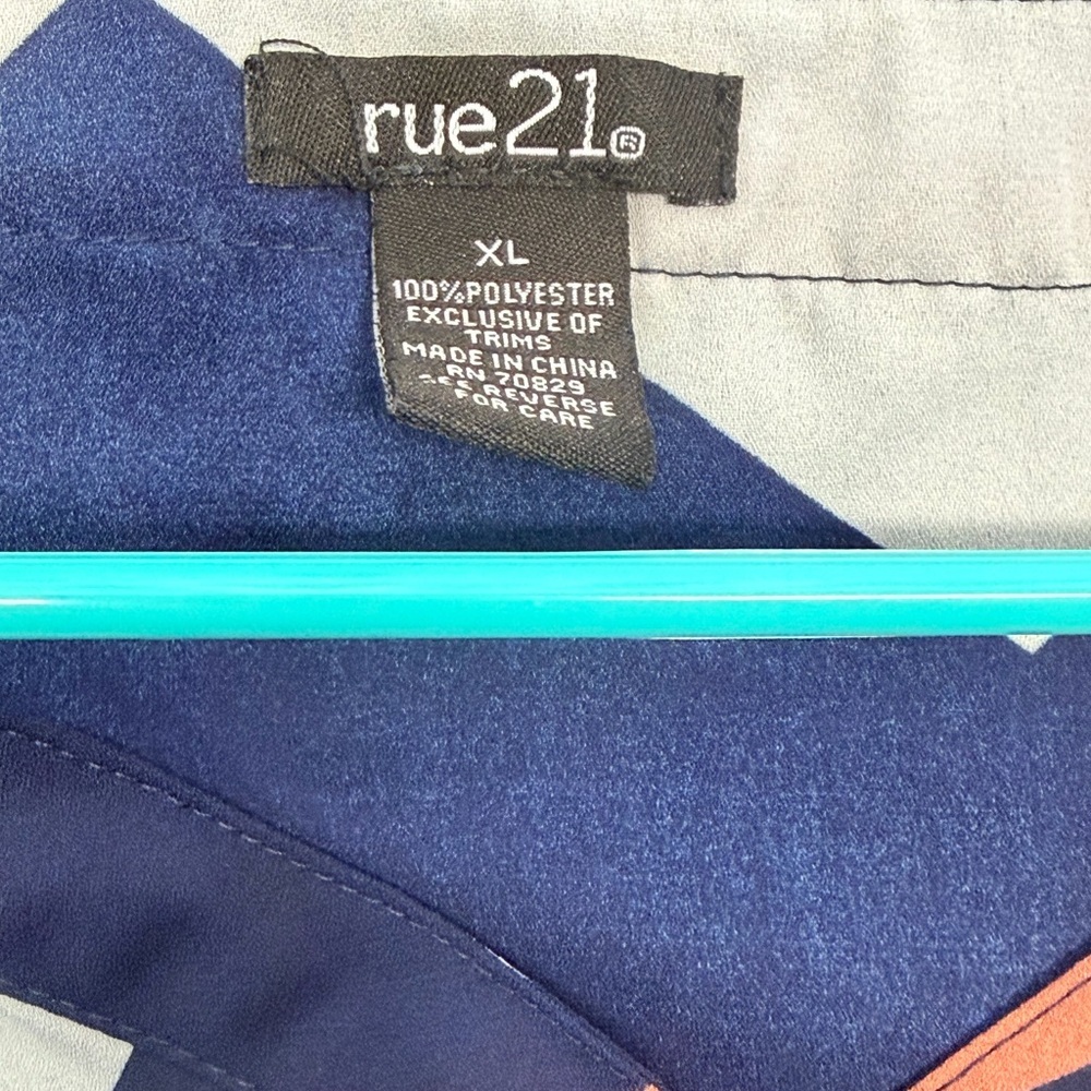 💥Rue21 Navy and Coral Chevron Blouse - Picture 5 of 5